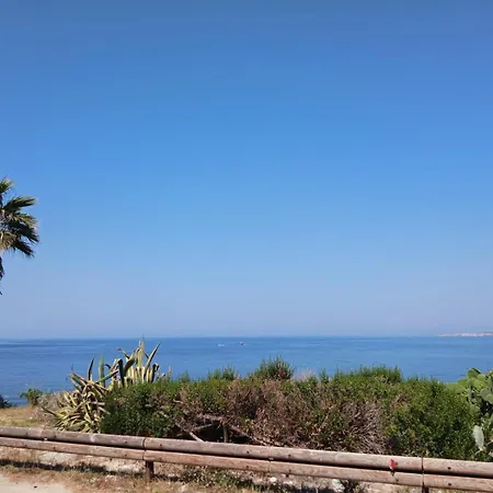 Residenza La Spiaggetta Torrenuova Апартаменты *
